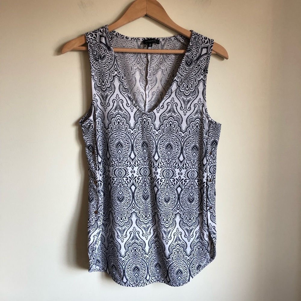 3/$30💚Dynamite white and navy blue tribal print sleeveless blouse size small